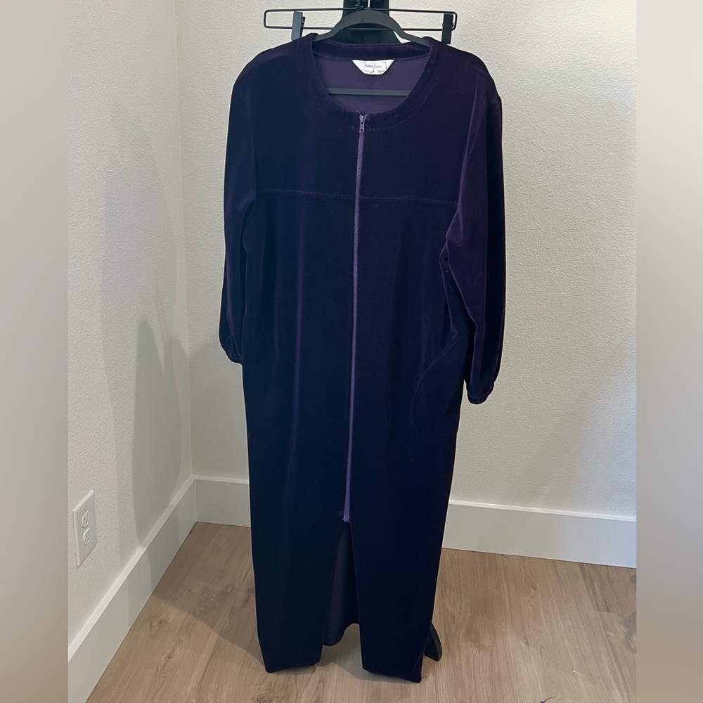 Neiman Marcus Deep Purple Zip-Up Robe Size L with Pockets